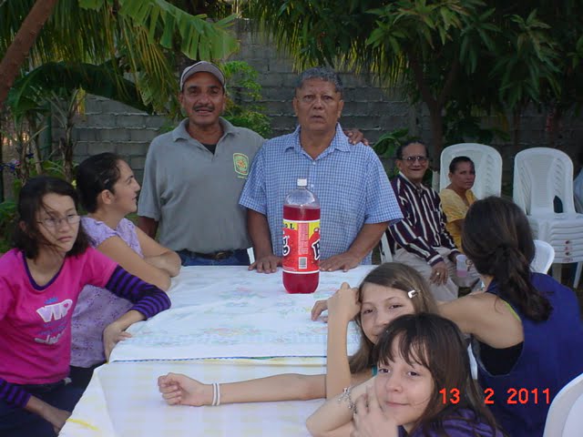 Profesor Benjamin Garay (camisa celeste y de pie)